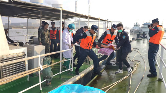 鹽城海警局緊急救助受傷漁民