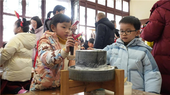 鹽城東臺市五烈鎮開展“新春話婚育 幸福千萬家”新型婚育文化宣傳活動