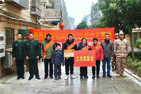 泰州海陵城中街道為榮立三等功現役軍人家庭送喜報