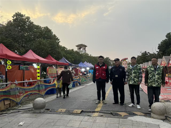 泰州海陵城東街道“橄欖綠”志願服務隊為煙花瀑布秀暨國潮集市活動保駕護航