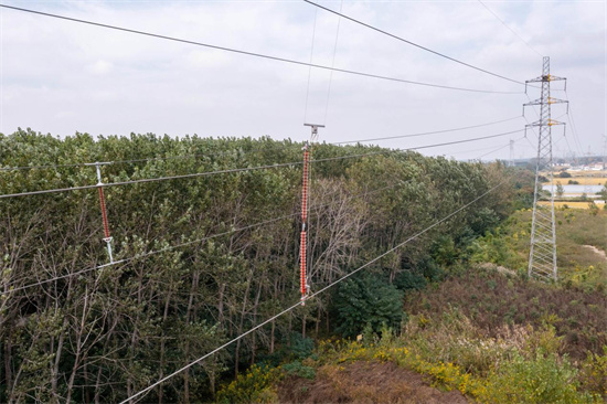 國網淮安供電公司在江蘇省率先實現利用無人機安裝輸電線路相間間隔棒