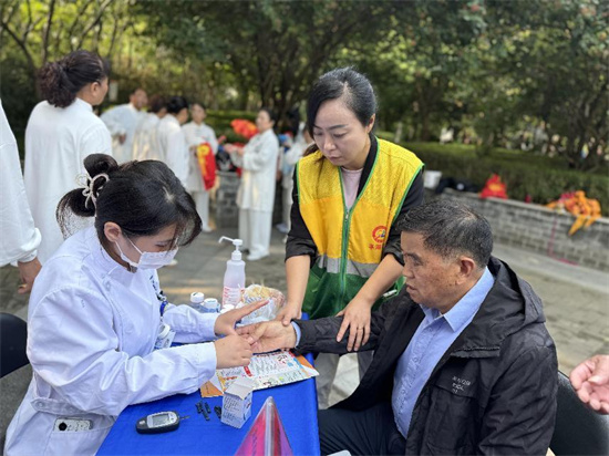 鹽城亭湖：重陽金秋“亭頤養” 敬老愛老暖“夕陽”