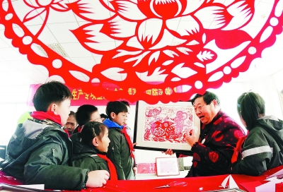 (焦點圖)鼠年剪紙迎新春