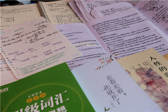 （B  教育圖文 三吳大地揚州 移動版）揚州大學馬克思主義學院：暖心地攤 一元錢“承包”新生大學生活