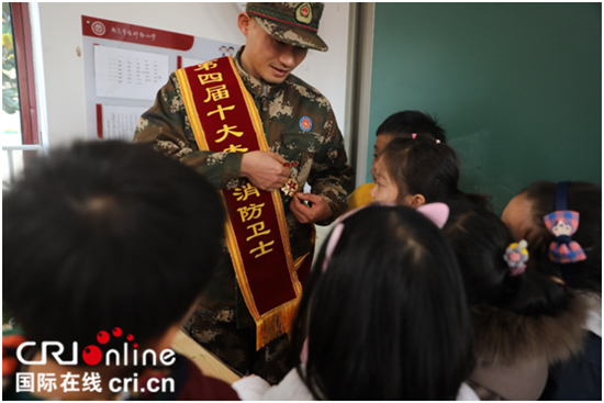 (供稿 平安江蘇圖文 三吳大地南京 移動版)消防英模進校園宣講安全知識 (供稿 平安江蘇圖文 三吳大地南京 移動版)消防英模進校園宣講安全知識