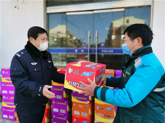 （宿遷市公安局宿豫分局供稿 平安江蘇列表 三吳大地宿遷 移動版）【蘇力同心戰疫情】江蘇“最美投遞工”為民警“雪中送炭”