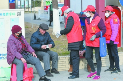 (網格員專題 圖文摘要 標題列表)戰疫情 三萬網格員化身“五大員”