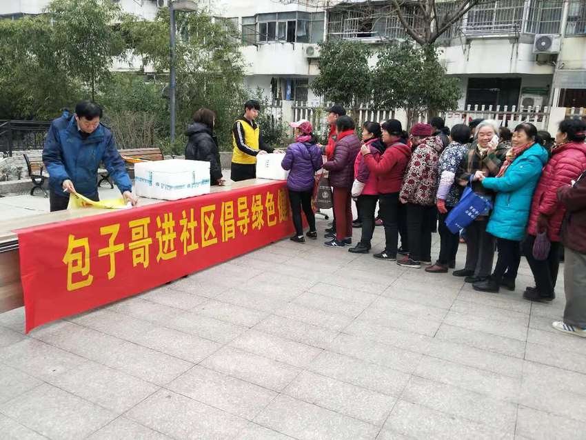 (供稿 公益列表 三吳大地南京 移動版)包子哥打造公益先鋒 為底層工人送愛心