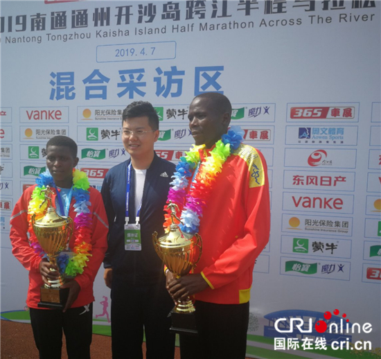 (供稿 文體圖文 CHINANEWS帶圖列表 移動版)2019南通通州開沙島跨江半程馬拉鬆開跑