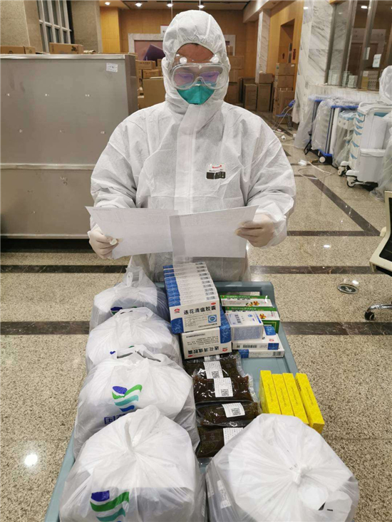 （中國藥科大學供稿 社會廣角列表 三吳大地南京 移動版）【蘇力同心戰疫情】武漢客廳方艙醫院藥師楊勇：每分鐘為4名患者配藥