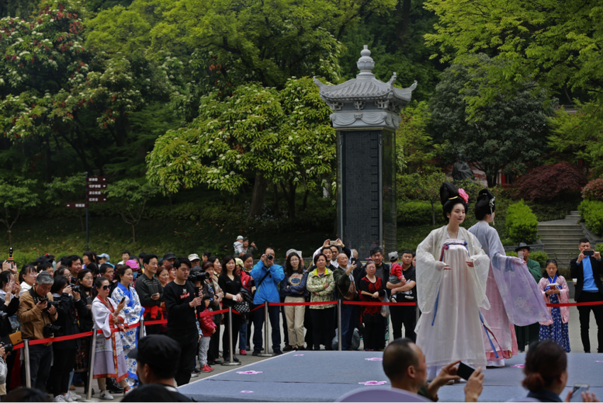 (原創 本網專稿 三吳大地南京 移動版)“又見山寺桃花開”漢服禮儀活動在棲霞山舉行(條目標題)“又見山寺桃花開”漢服活動舉行