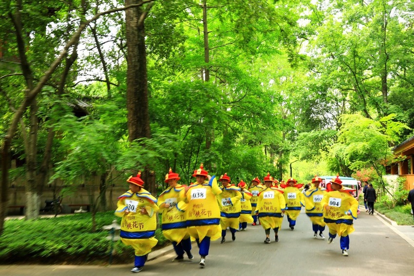 (供稿 本網專稿 三吳大地南京 移動版)棲霞山首屆趣味奔山節開幕 運動玩家體驗最潮登山玩法(條目標題)南京棲霞山首屆趣味奔山節開幕