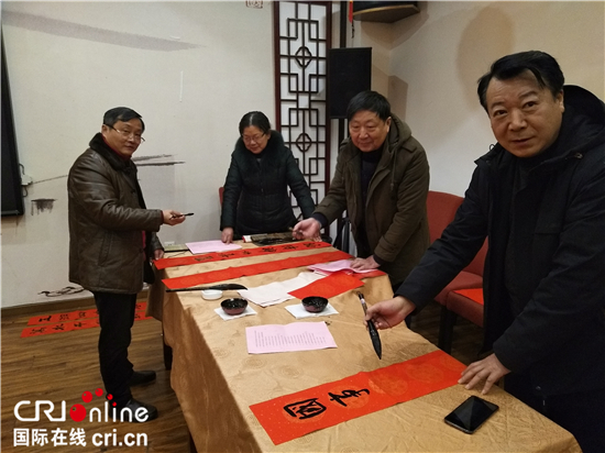 (供稿 公益列表 CHINANEWS帶圖列表 移動版)泰州徽泰郎舉辦書畫家寫春聯送祝福公益活動 (供稿 公益列表 CHINANEWS帶圖列表 移動版)泰州徽泰郎舉辦書畫家寫春聯送祝福公益活動