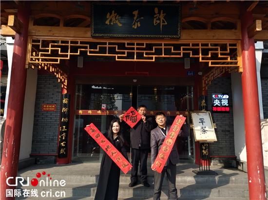 (供稿 公益列表 CHINANEWS帶圖列表 移動版)泰州徽泰郎舉辦書畫家寫春聯送祝福公益活動 (供稿 公益列表 CHINANEWS帶圖列表 移動版)泰州徽泰郎舉辦書畫家寫春聯送祝福公益活動