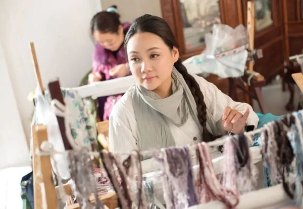 (社會廣角列表 三吳大地蘇州 移動版)鄒英姿:最美蘇繡贈與最美逆行者
