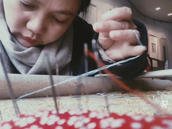 (社會廣角列表 三吳大地蘇州 移動版)鄒英姿:最美蘇繡贈與最美逆行者