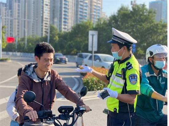 邳州市交警持續開展非機動車集中整治行動_fororder_2