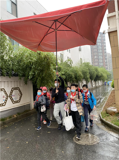 ok(B 教育列表 三吳大地南京 移動版)南京浦口區實驗小學萬江分校體育老師撐傘護送學生放學獲讚(列表頁標題)體育老師撐傘護送學生放學獲讚