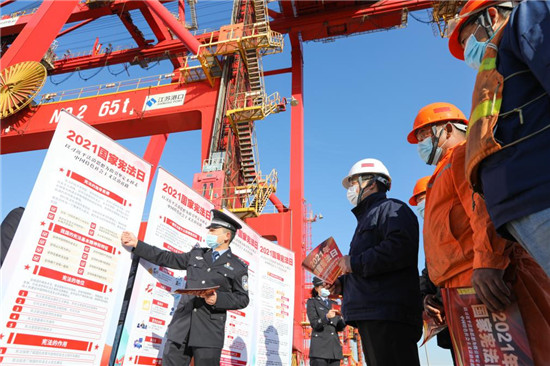 鎮江出入境邊防檢查站帶您走進“國家憲法日”_fororder_圖片9
