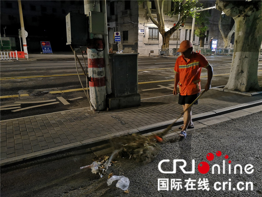 (原創 本網專稿 CHINANEWS帶圖列表 移動版)夢境以外的城市 默默工作的人們——記淩晨的南京