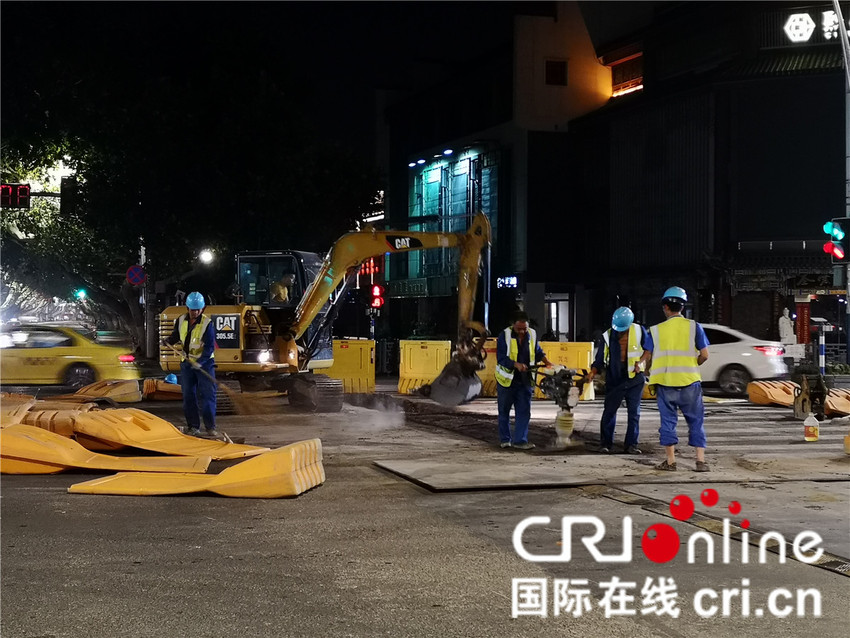 (原創 本網專稿 CHINANEWS帶圖列表 移動版)夢境以外的城市 默默工作的人們——記淩晨的南京
