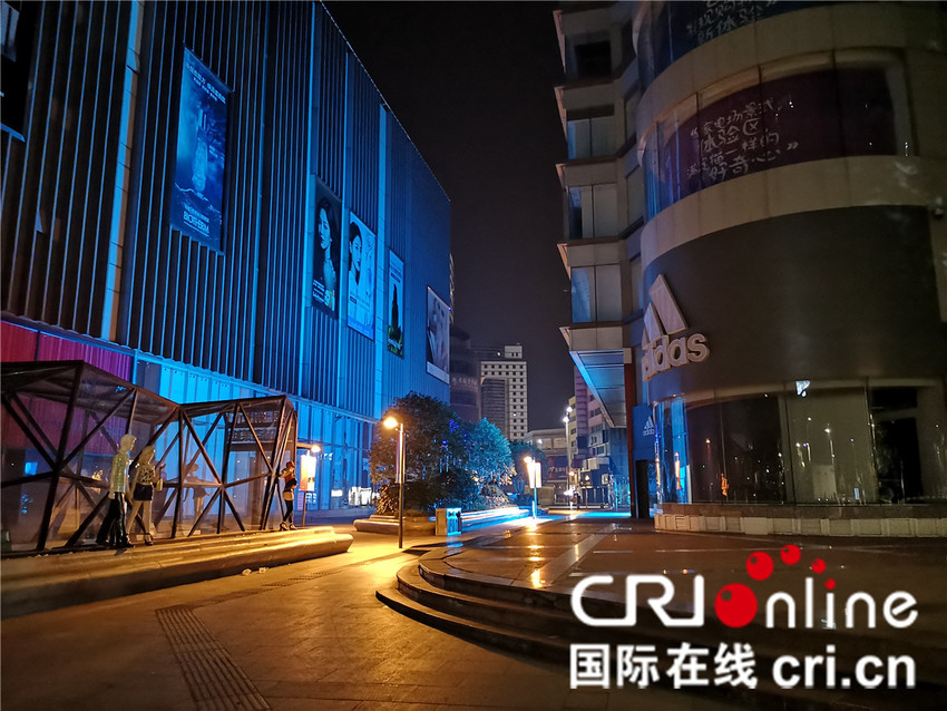 (原創 本網專稿 CHINANEWS帶圖列表 移動版)夢境以外的城市 默默工作的人們——記淩晨的南京