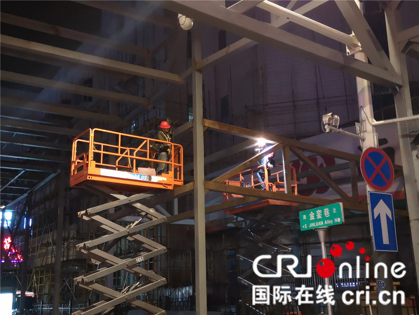(原創 本網專稿 CHINANEWS帶圖列表 移動版)夢境以外的城市 默默工作的人們——記淩晨的南京