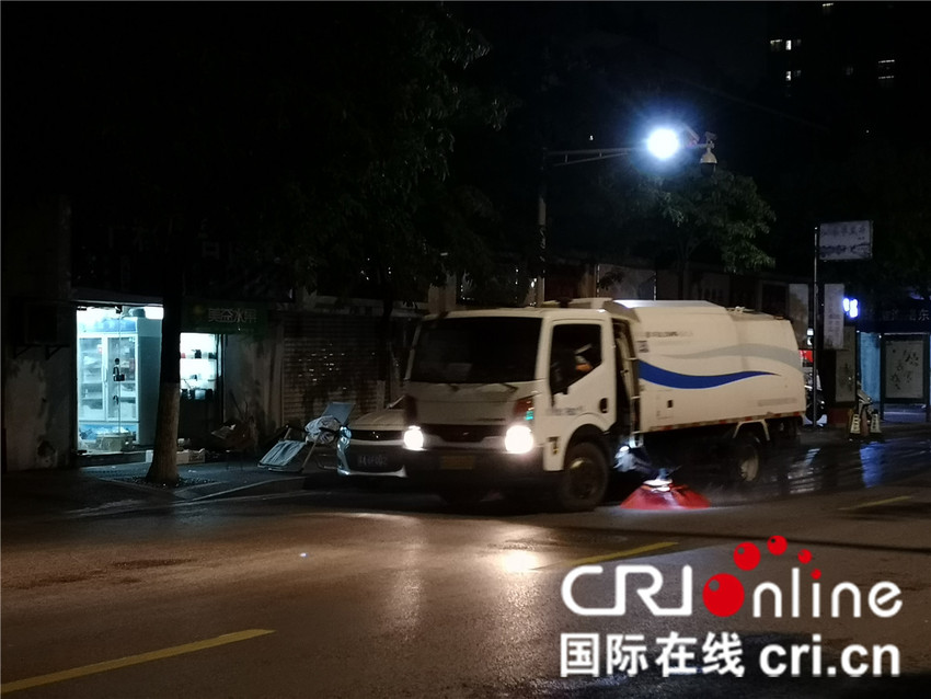 (原創 本網專稿 CHINANEWS帶圖列表 移動版)夢境以外的城市 默默工作的人們——記淩晨的南京