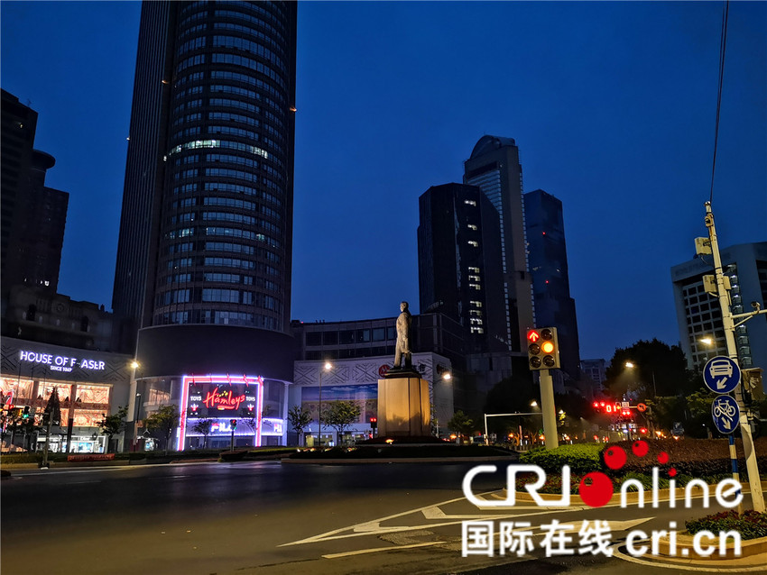 (原創 本網專稿 CHINANEWS帶圖列表 移動版)夢境以外的城市 默默工作的人們——記淩晨的南京
