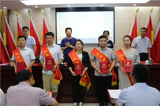 (供稿 社會廣角列表 三吳大地鹽城 移動版)鹽城伍佑街道表彰先進黨組織和優秀共産黨員