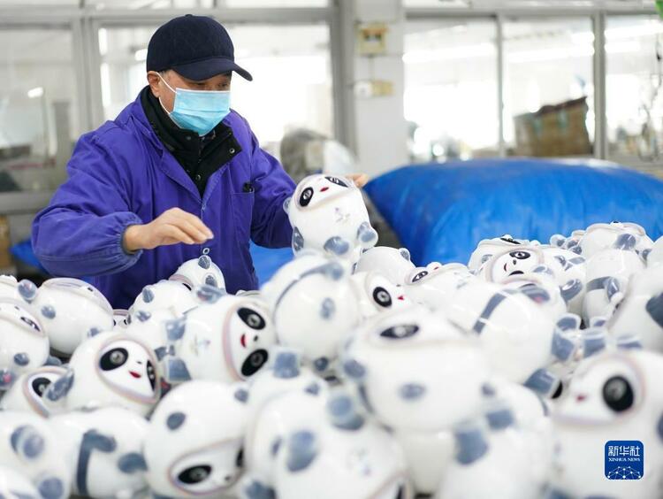江蘇省啟東市特許生産商加緊生産“冰墩墩”_fororder_1