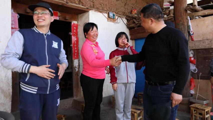 急稿 備註:人名已核實(供稿 本網專稿 三吳大地南京 移動版)助力教育振興 “海安舅舅”遠赴雲南寧蒗支教31載結碩果(列表頁標題)“海安舅舅”遠赴雲南寧蒗支教31載結碩果(條目標題)“海安舅舅”遠赴雲南寧蒗支教