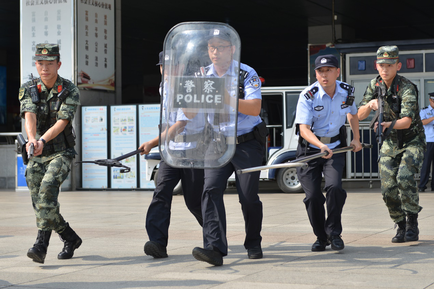 (供稿 平安江蘇列表 三吳大地南京 移動版)南京鐵警開展暑運安保應急處突演練