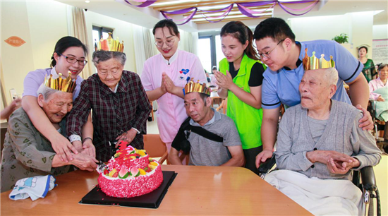 (原創 本網專稿 三吳大地南京 移動版)南京江寧國資集團攜“慧享福”品牌造長者照護之家(條目標題)長者照護之家生日主題活動舉行(列表頁標題)江寧國資集團攜“慧享福”品牌造長者照護之家