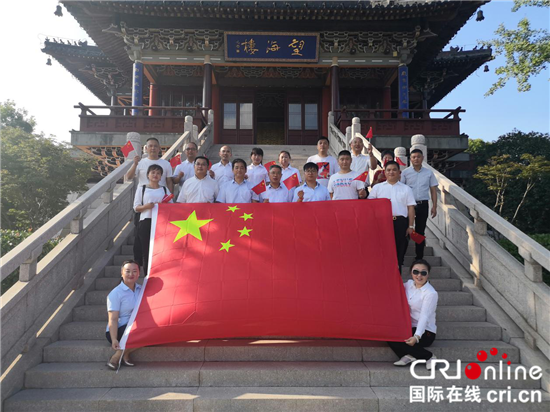 (供稿 社會廣角列表 三吳大地泰州 移動版)《我和我的祖國》在泰州望海樓前唱響
