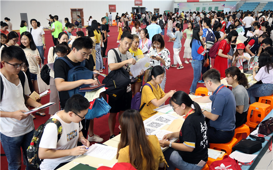 (供稿 教育列表 三吳大地南京 移動版)中國藥科大學新生報到 用滴膠“凝固”心動瞬間