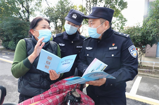 南通開發區警方：民警進社區提醒群眾注意保護個人信息_fororder_圖片2