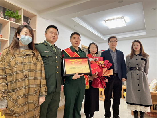 南通崇川城東組建慰問團為功臣家屬上門送喜報_fororder_圖片10