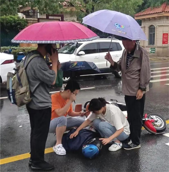泰州市第四人民醫院“醫務夫妻檔”與熱心市民冒雨救人_fororder_圖片1