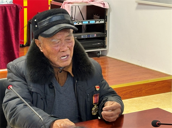 泰州興化戴南鎮冬訓班上 裴馬村抗美援朝老兵劉中訓唱響紅歌_fororder_圖片3
