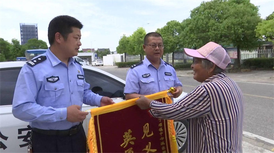 南通如皋公安：耄耋老人失足落水 社區輔警跳河施救_fororder_圖片3