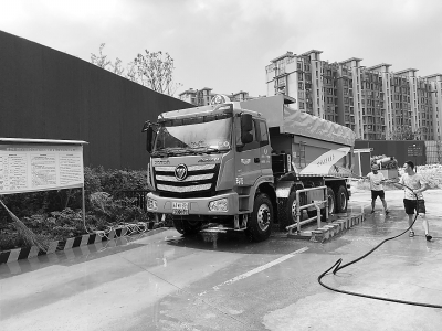 （環保圖文 三吳大地南京 移動版）新型密封環保渣土車亮相南京高淳