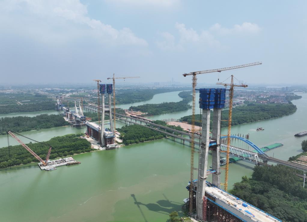 滬渝蓉高鐵跨京杭運河斜拉橋主塔封頂_fororder_20250807_091706_004