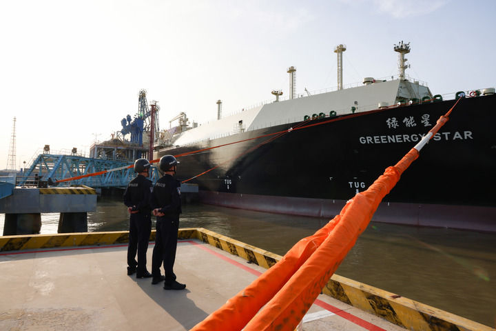 中海油“海上超級冷凍車”首航出境