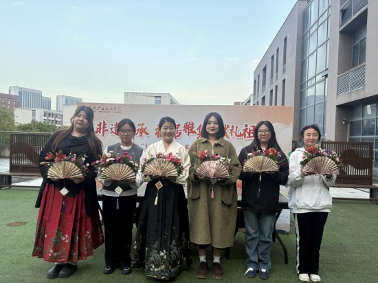 泰州職業技術學院藝術學院開展“十月的獻禮” 美育系列實踐活動_fororder_圖片 2