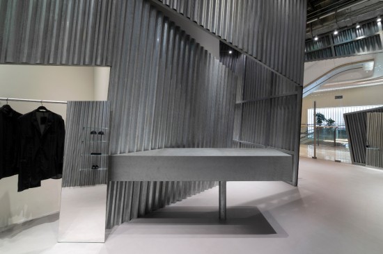 當古城墻邂逅暗黑美學 山本耀司江蘇首店在寧演繹東西方設計對話_fororder_圖片 2