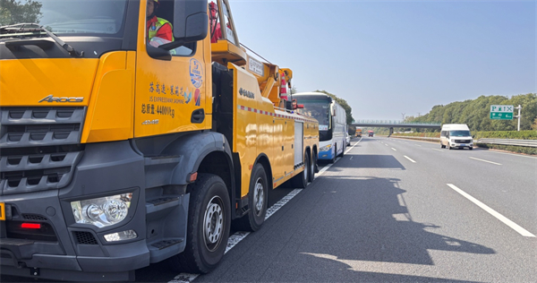 江蘇省交通綜合執法局沿江支隊第四大隊溫心服務拋錨大客車獲好評_fororder_20