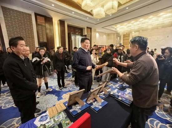 泰州舉行《蘇超黑馬 冠軍泰州》新書首發式_fororder_圖片 4