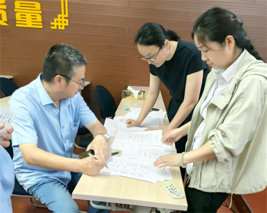 泰州興化戴南鎮便民服務中心將登記窗口“搬”到企業現場_fororder_圖片 2