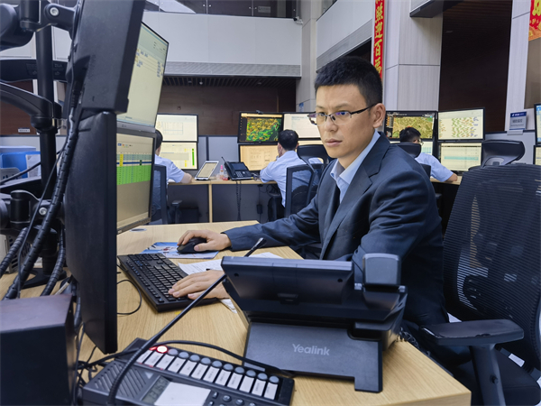 東航江蘇公司簽派帶班主任陸志偉：織密雲端安全網_fororder_6